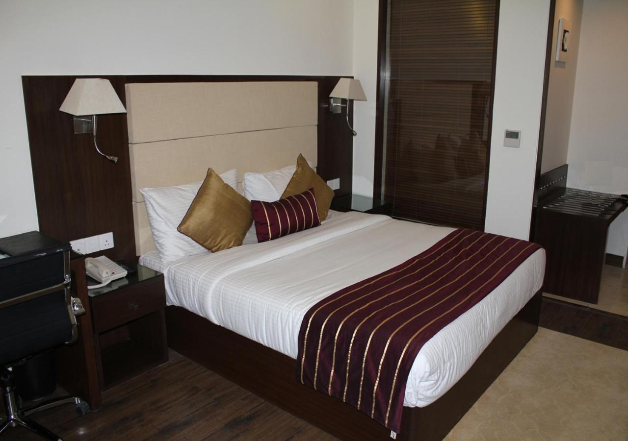 Hotel Ds Clarks Inn Gurgaon Exterior photo